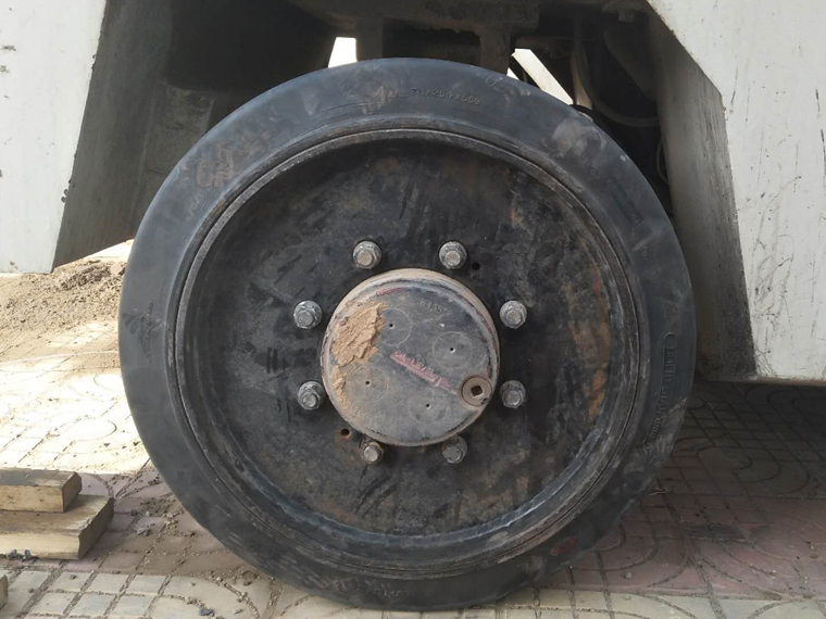 濟(jì)南銑刨機(jī)實(shí)心輪胎